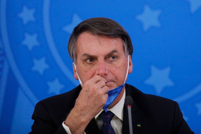 Bolsonaro diz que idiotas ficam em casa e é criticado por empresários que pediram reabertura